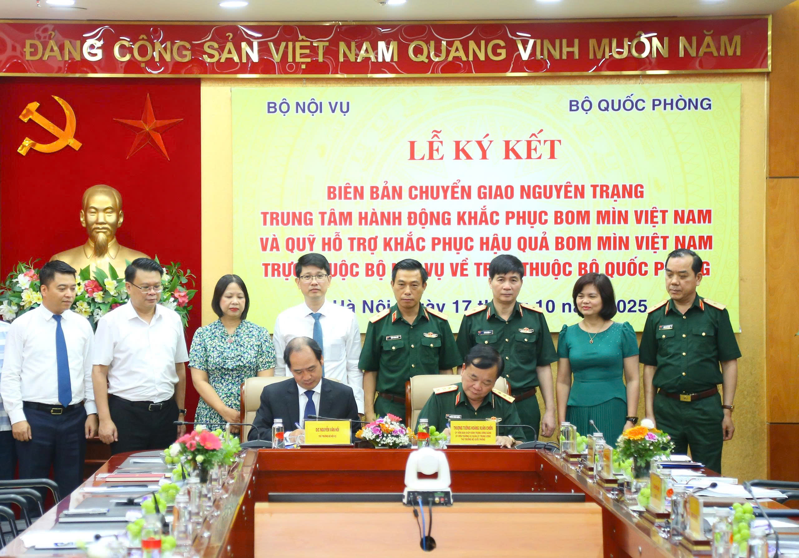 Lễ ký kết Biên bản chuyển giao nguyên trạng Trung tâm Hành động khắc phục bom mìn Việt Nam và Quỹ hỗ trợ khắc phục hậu quả bom mìn Việt Nam trực thuộc Bộ Nội vụ về trực thuộc Bộ Quốc phòng