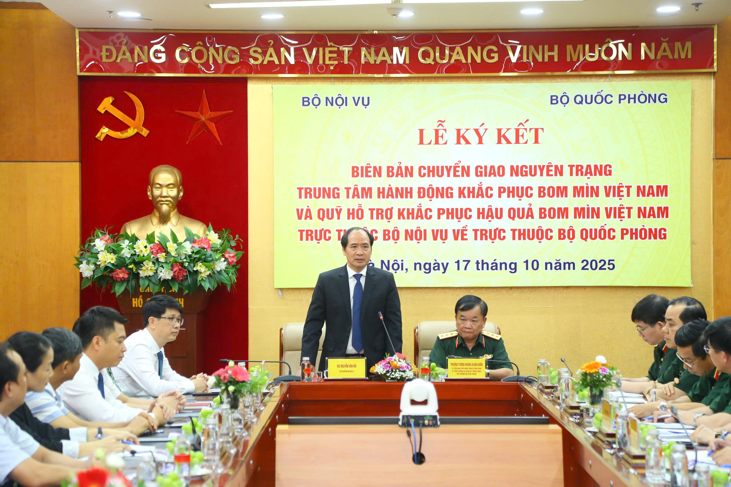 Lễ ký kết Biên bản chuyển giao nguyên trạng Trung tâm Hành động khắc phục bom mìn Việt Nam và Quỹ hỗ trợ khắc phục hậu quả bom mìn Việt Nam trực thuộc Bộ Nội vụ về trực thuộc Bộ Quốc phòng