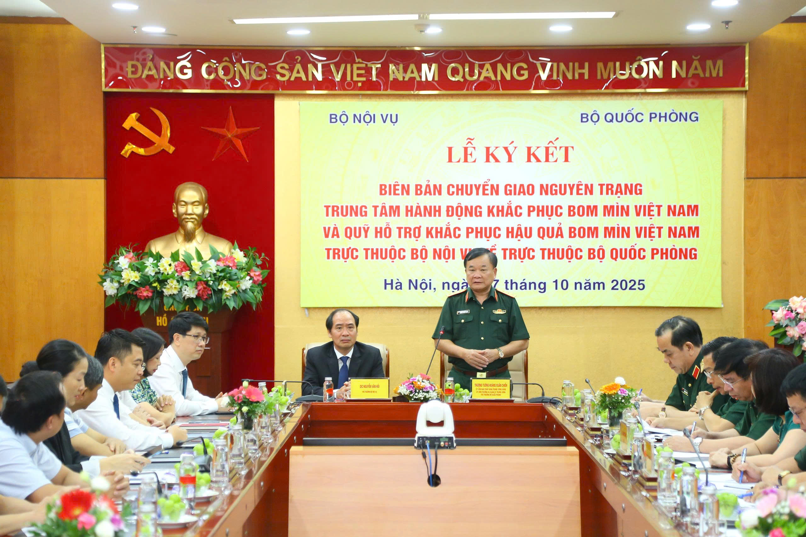 Lễ ký kết Biên bản chuyển giao nguyên trạng Trung tâm Hành động khắc phục bom mìn Việt Nam và Quỹ hỗ trợ khắc phục hậu quả bom mìn Việt Nam trực thuộc Bộ Nội vụ về trực thuộc Bộ Quốc phòng